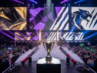 Foto hero de playoffs del IEM Cologne Major 2026: trofeo en el escenario de