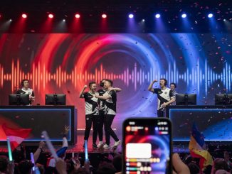 Foto de una arena de eSports en Colonia: jugadores en silueta celebran en el