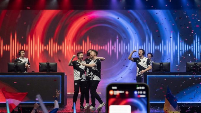 Foto de una arena de eSports en Colonia: jugadores en silueta celebran en el