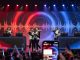 Foto de una arena de eSports en Colonia: jugadores en silueta celebran en el